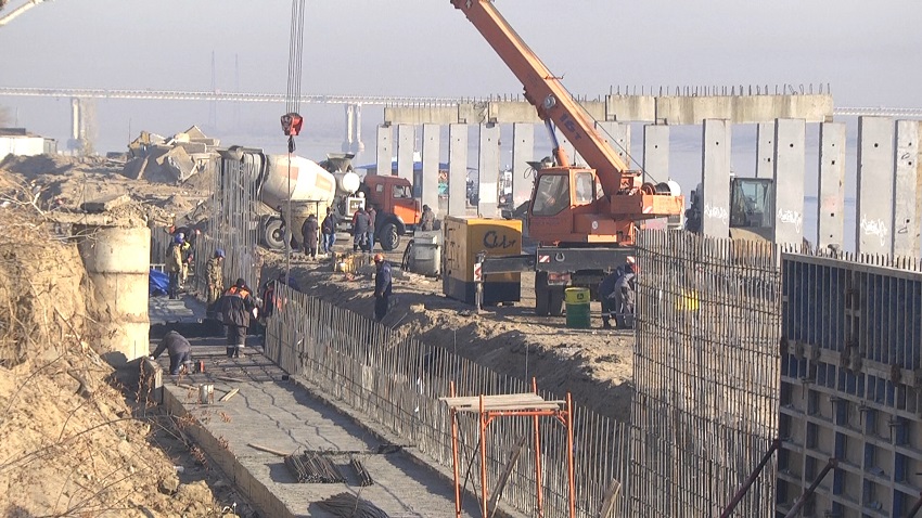 На нижней террасе Центральной набережной начали восстанавливать подпорные стены. Видео